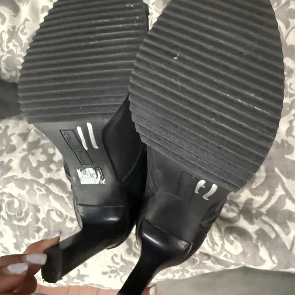 KARL LAGERFELD
PARIS
Blayze Peep Toe
Bootie (Women) - Picture 3 of 5